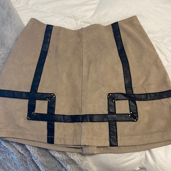 Guess Mini suede tan skirt - Picture 1 of 3